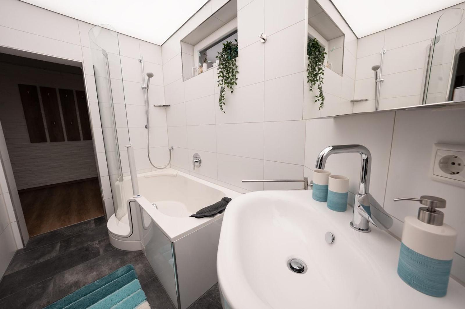 Ring48 Living - Modernes Wohnen Mit Wohlfuehlambiente Mitten Im Stadtzentrum - Vollausgestattete Kueche, Bad Mit Duschbadewanne, Parkplatz Appartement *
